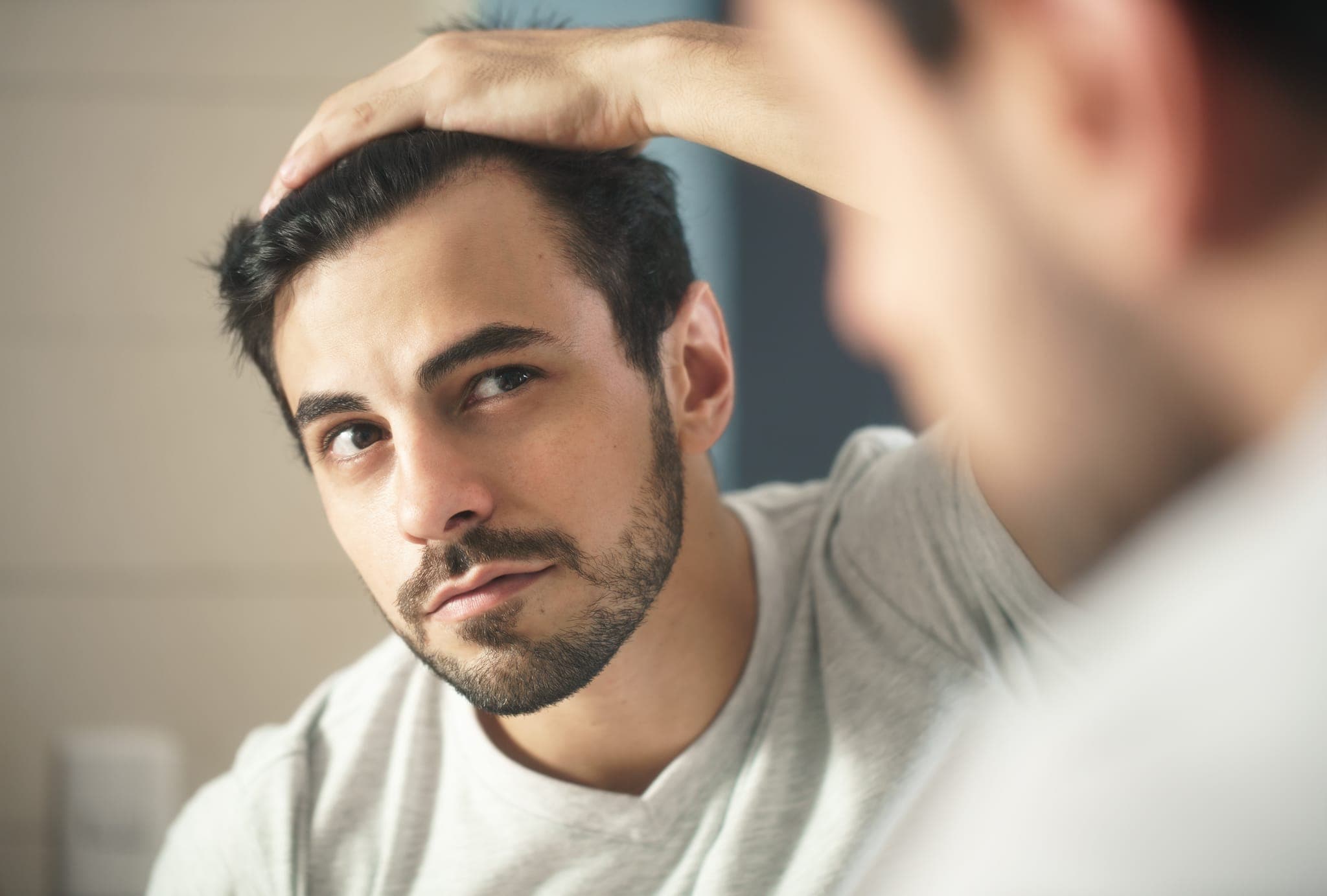 Řídnutí vlasů u mužů: proč vzniká a jaké jsou možnosti řešení