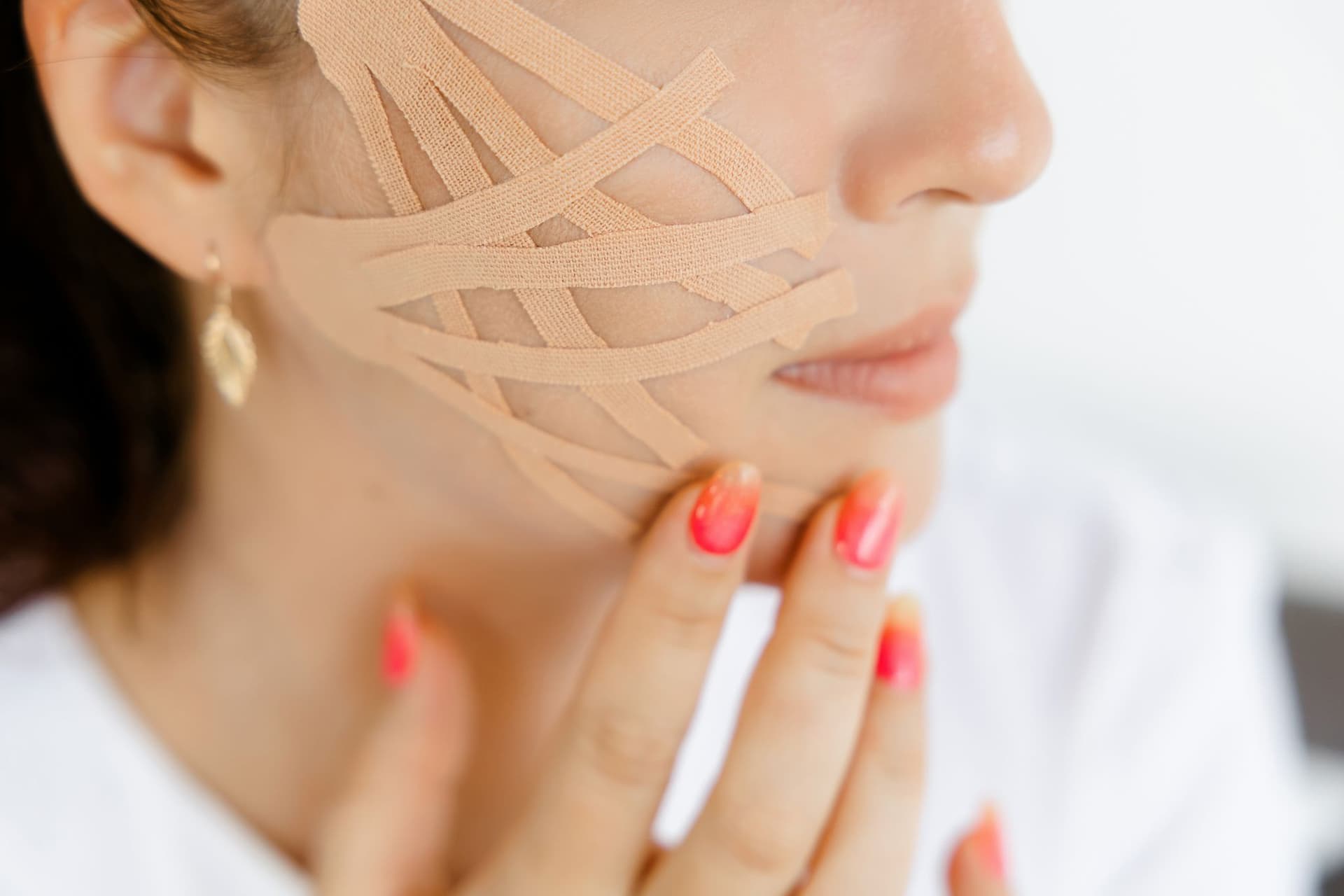 Face taping: opravdu lepí ženy obličej proti vráskám?
